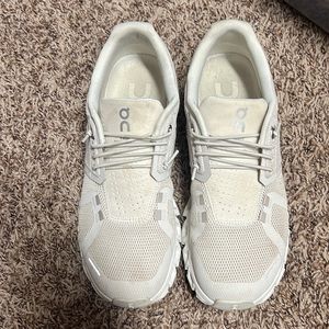 On cloud Women’s Shoes size 7